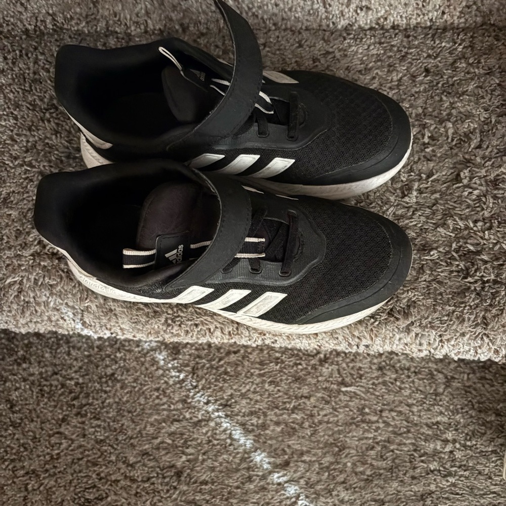 ADIDAS Sneakers - kids size 3
Worn a handful of times 
Good condition